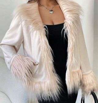 Abrigo beige con pelo sintético