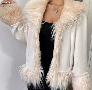 Abrigo beige con pelo sintético