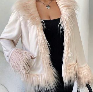 Abrigo beige con pelo sintético