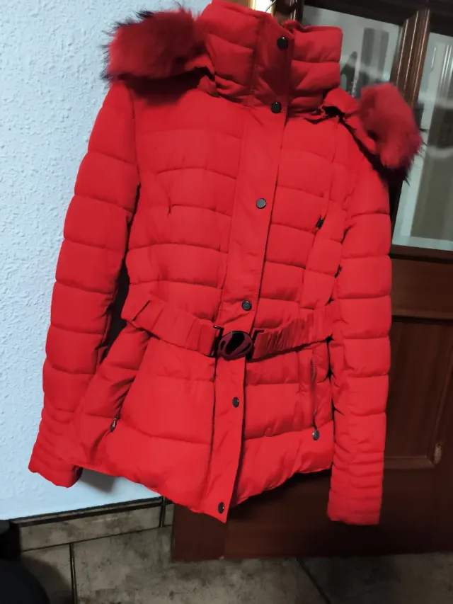 Abrigo rojo con cinturón y capucha