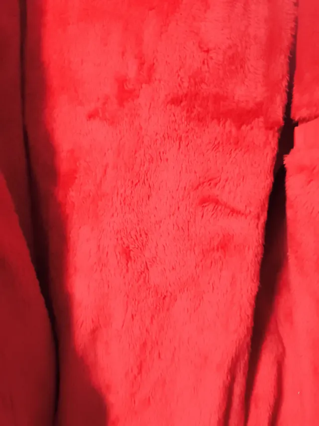 Abrigo rojo con cinturón y capucha