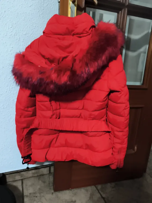 Abrigo rojo con cinturón y capucha