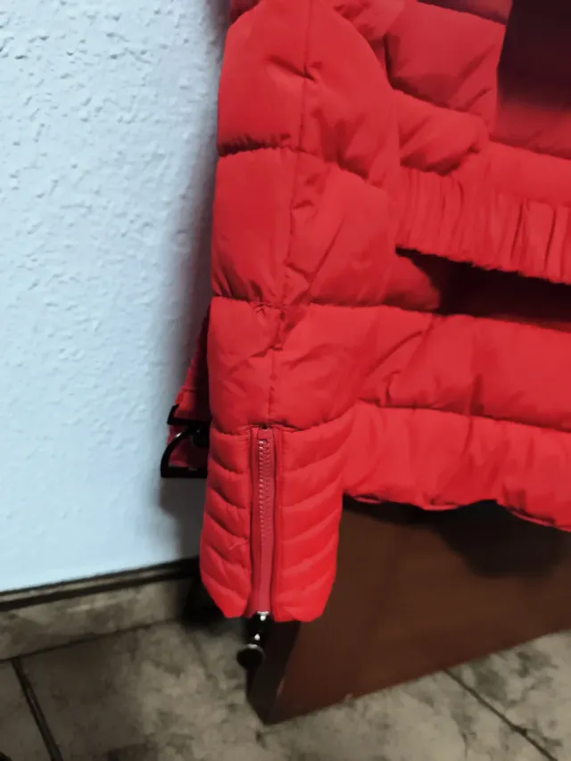 Abrigo rojo con cinturón y capucha