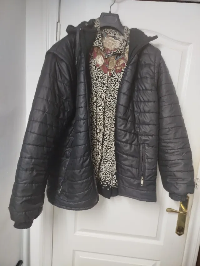 Parka negra con capucha y cremallera