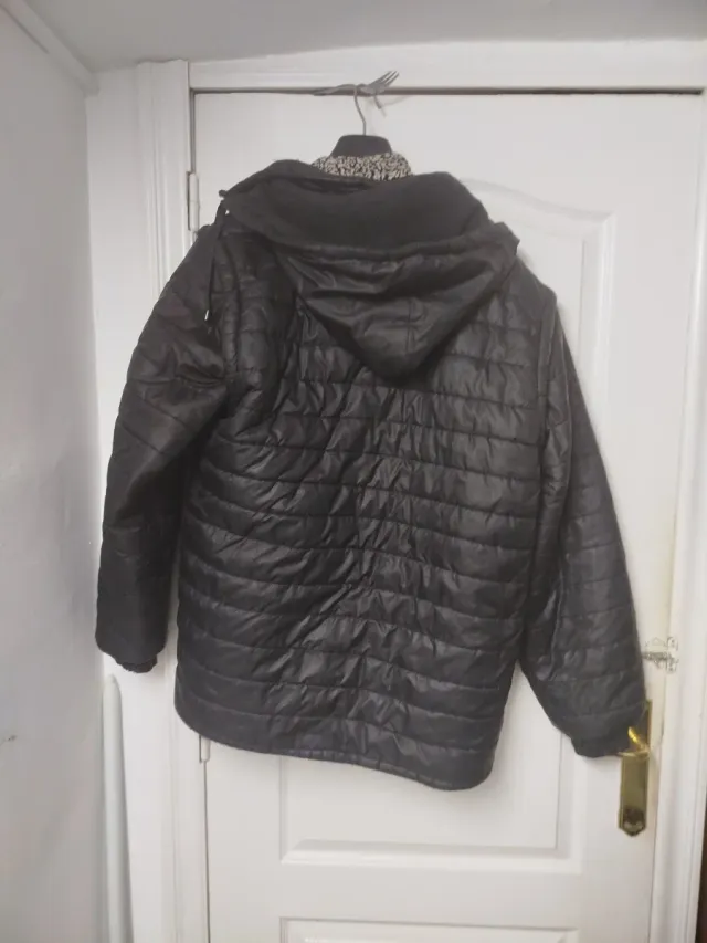 Parka negra con capucha y cremallera