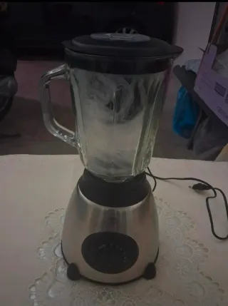 Frullatore in vetro e acciaio di frutta e ghiaccio