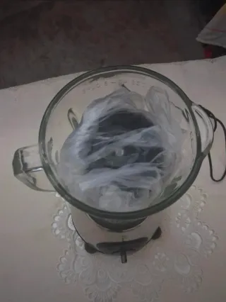 Frullatore in vetro e acciaio di frutta e ghiaccio