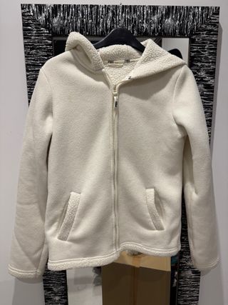 Forro polar blanco con capucha