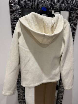 Forro polar blanco con capucha