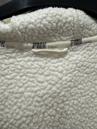 Forro polar blanco con capucha