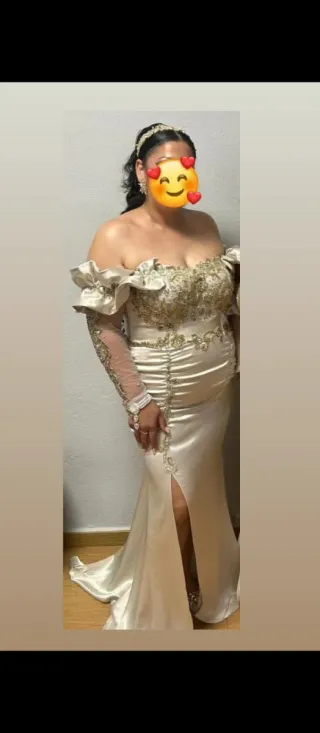 Vestido largo dorado con pedrería