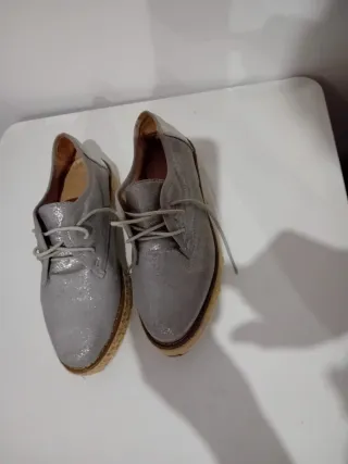 Scarpe argentate con lacci