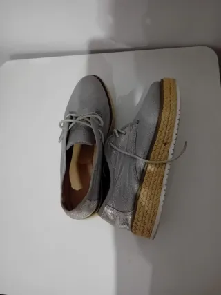 Scarpe argentate con lacci