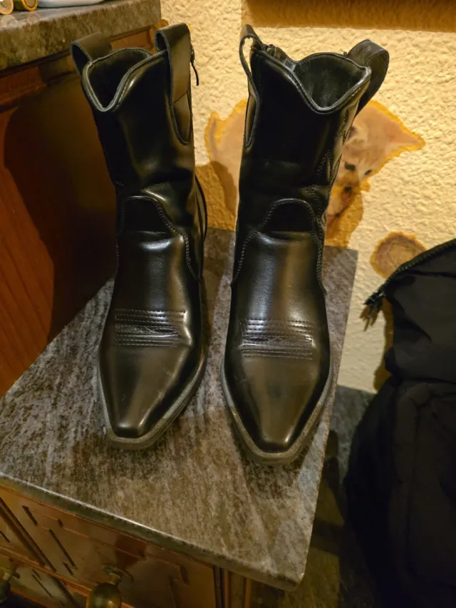 Stivaletti in pelle nera, giacca
