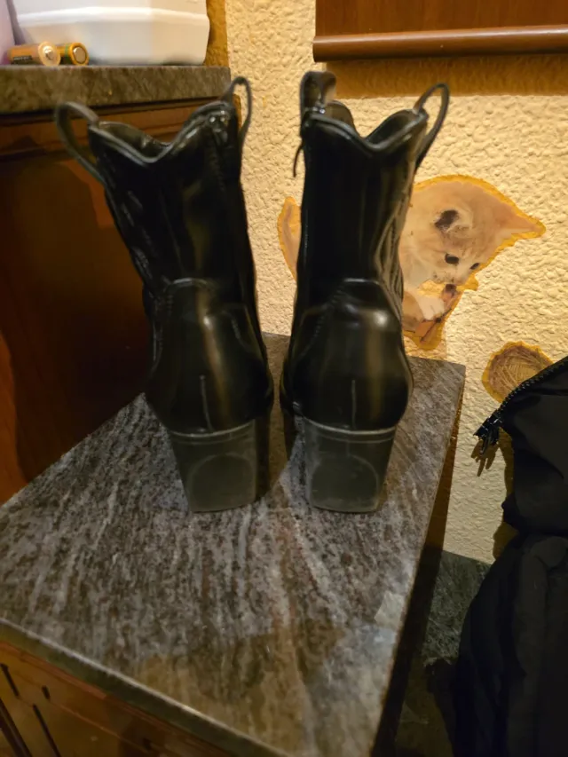 Stivaletti in pelle nera, giacca