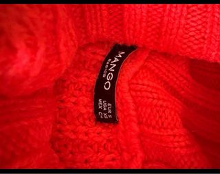 Jersey de punto rojo cuello alto