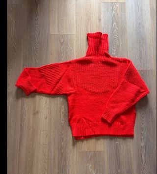 Jersey de punto rojo cuello alto