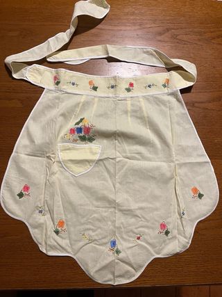 Tris grembiuli cucina ricamati