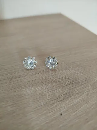 Pendientes con pedrería.