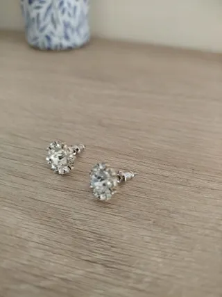 Pendientes con pedrería.