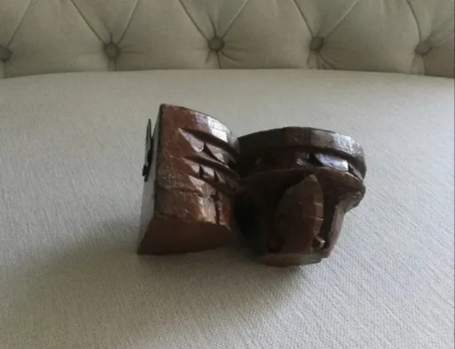 Palmatoria de pared o sobremesa de madera tallada.