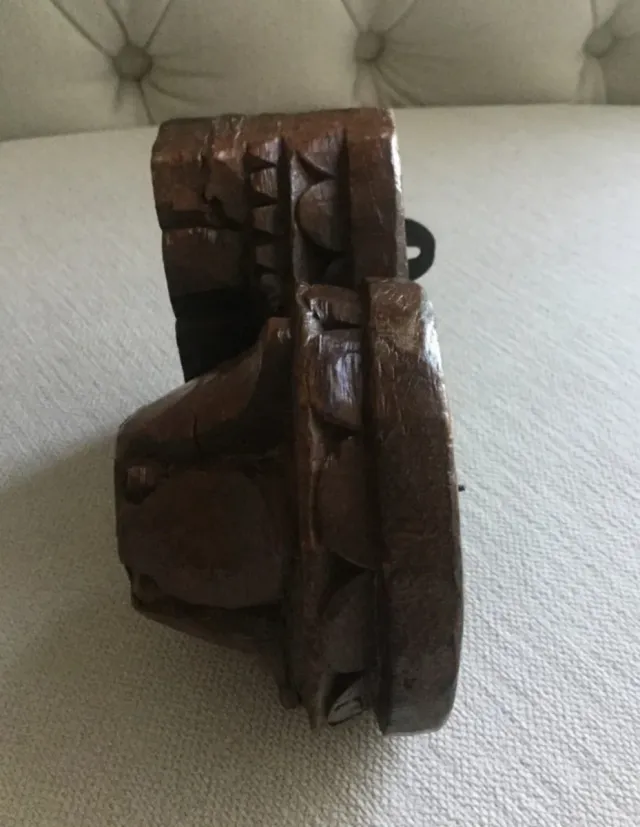 Palmatoria de pared o sobremesa de madera tallada.