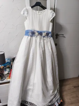 Vestido de comunión blanco con detalles azules