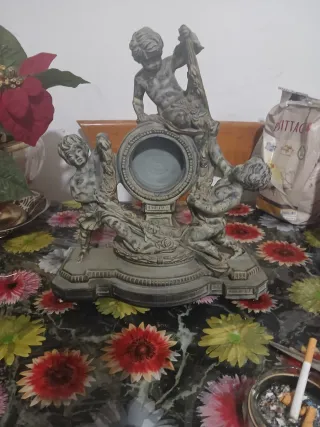 Figura de bronce con querubines