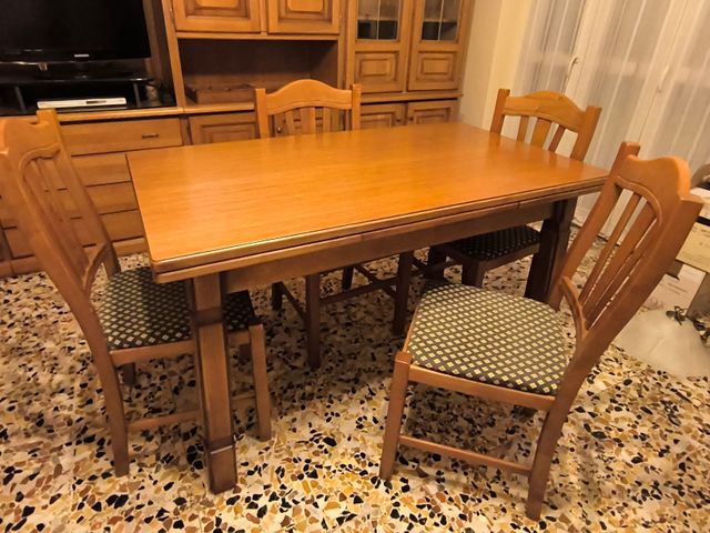 Tavolo da pranzo in legno con 4 sedie