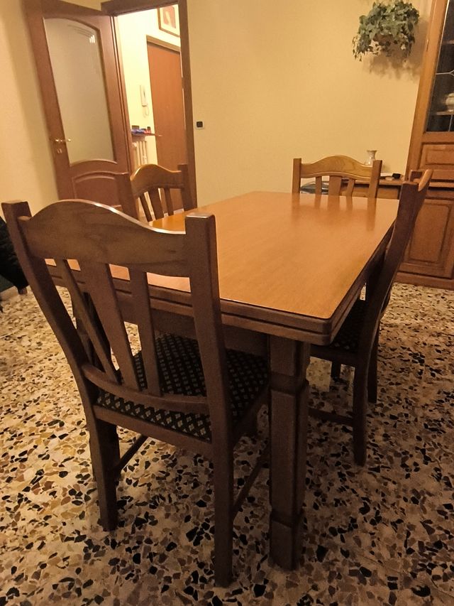 Tavolo da pranzo in legno con 4 sedie