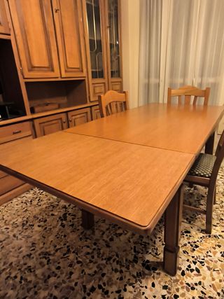 Tavolo da pranzo in legno con 4 sedie