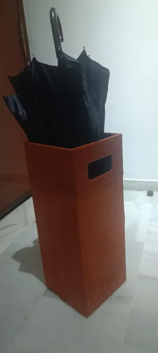 Mueble entradita haya y cristal y paragüero piel.