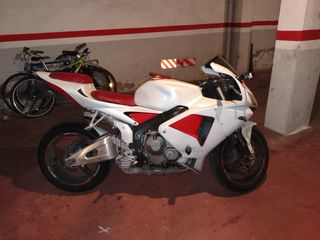 Moto Honda CBR 600RR Blanca y Roja