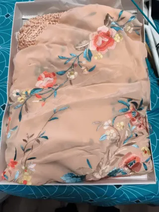 Manton de seda bordado a mano