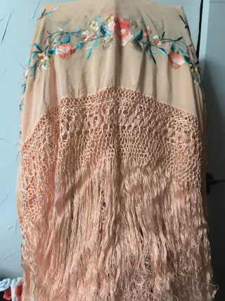 Manton de seda bordado a mano