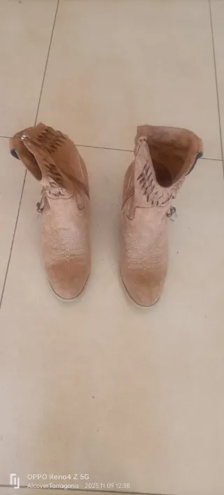 Botas de ante beige y marrón