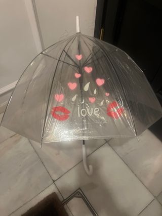 Paraguas transparente con corazones y labios