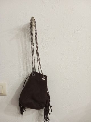 Bolso marrón con flecos y cadena