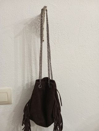 Bolso marrón con flecos y cadena