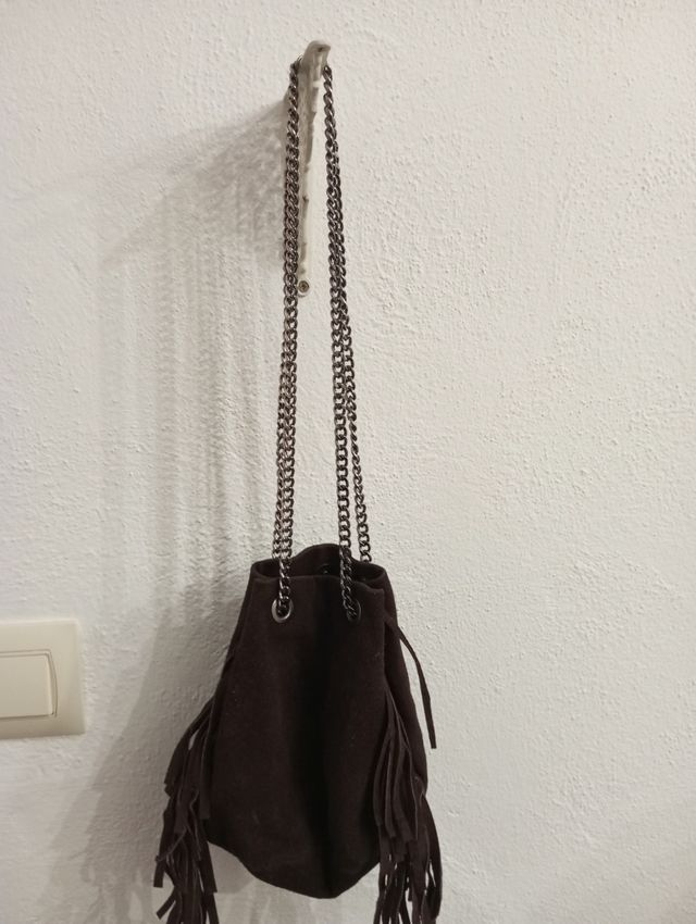Bolso marrón con flecos y cadena