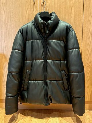 Cazadora acolchada efecto piel Zara