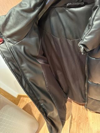 Cazadora acolchada efecto piel Zara