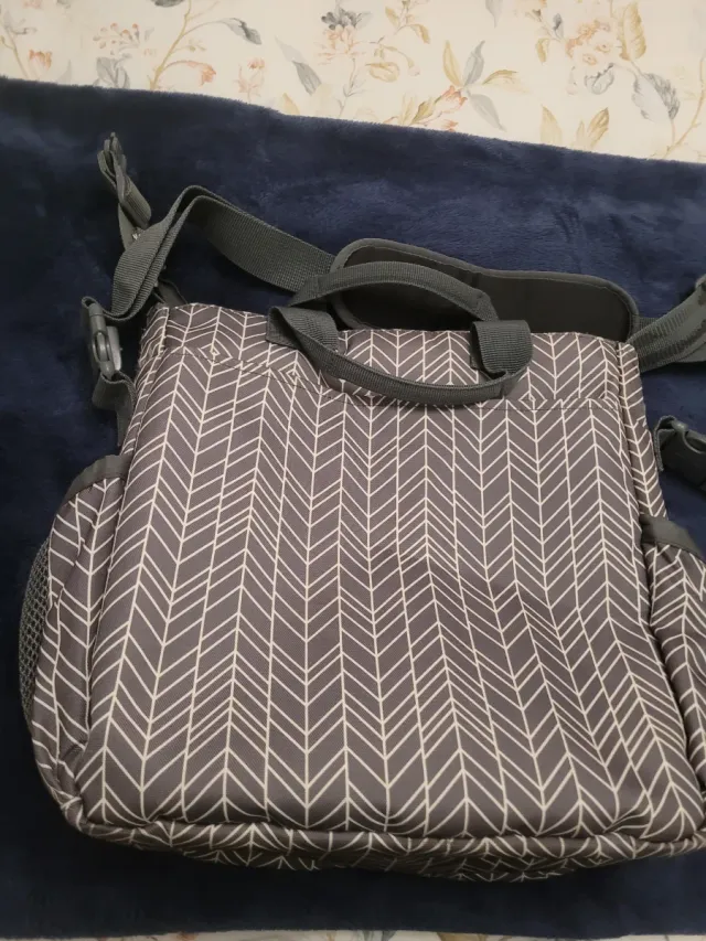 Bolso cambiador Skip Hop para carro de bebé.