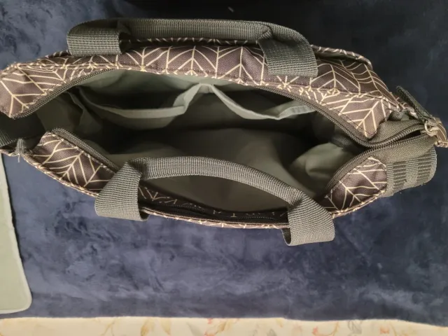 Bolso cambiador Skip Hop para carro de bebé.