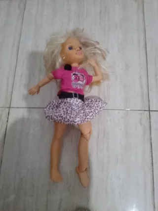 Muñeca rubia con falda de leopardo eléctrica