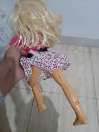 Muñeca rubia con falda de leopardo eléctrica