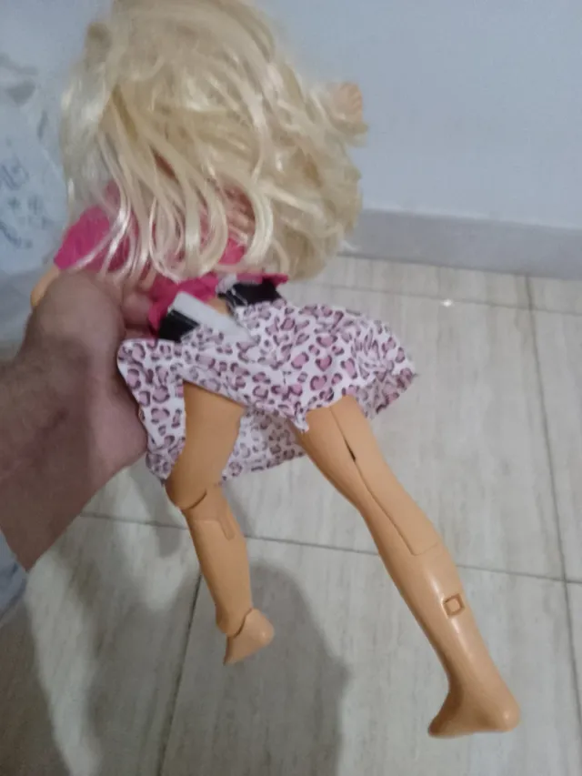 Muñeca rubia con falda de leopardo eléctrica