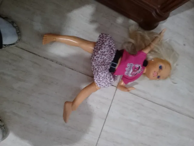 Muñeca rubia con falda de leopardo eléctrica