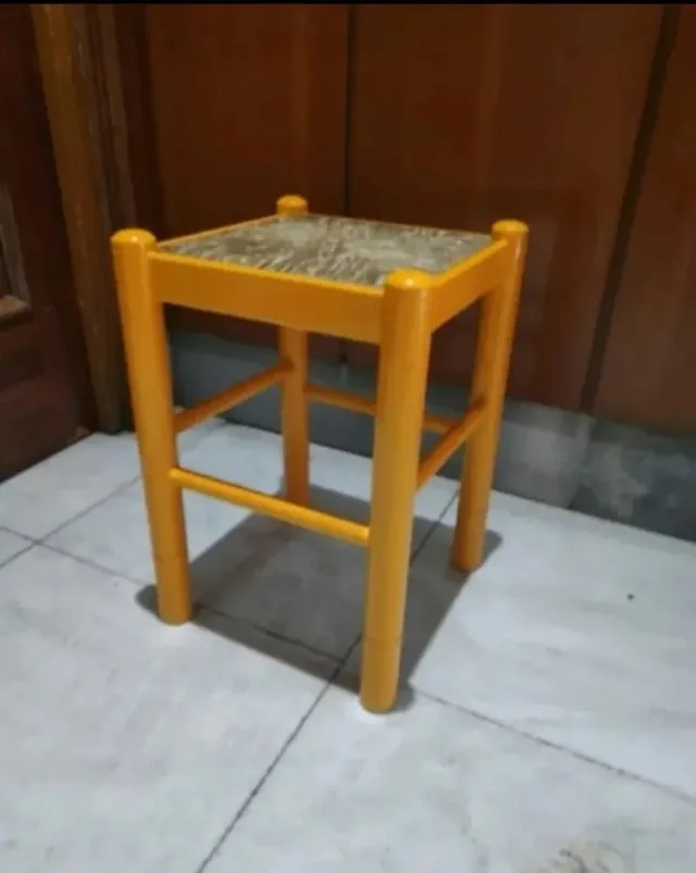 Taburete vintage de madera maciza