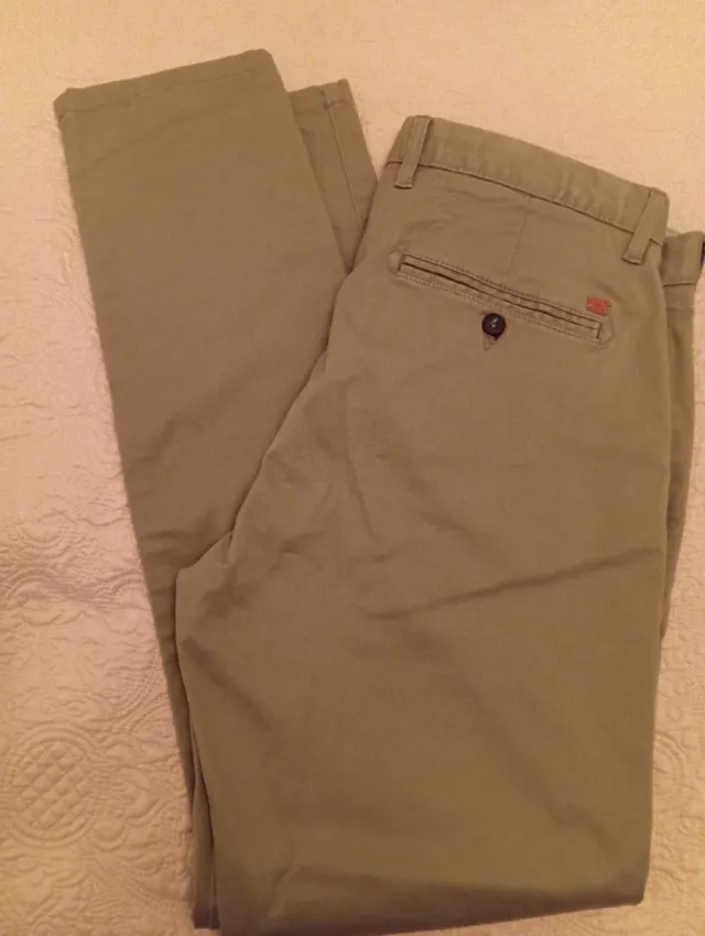 Pantalón chino Celio verde oliva